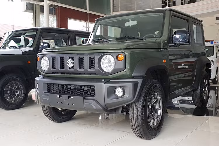 Từ hồi đầu năm nay, mẫu xe SUV Suzuki Jimny 2023 đã được một số đại lý chính hãng nhận đặt cọc tại Việt Nam. Theo thông tin từ tư vấn bán hàng, số lượng xe được phân phối về chỉ giới hạn trong 150 xe và dự đoán đã bán hết sau khi mở cọc.