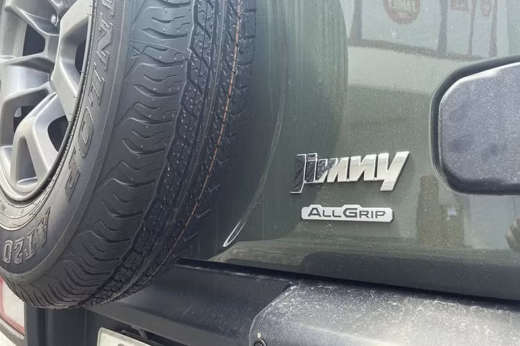 Như thông tin đã đưa, Suzuki Jimny tại Việt Nam thuộc phiên bản 3 cửa và được nhập khẩu nguyên chiếc từ Nhật Bản. Xe có kích thước dài x rộng x cao khá khiêm tốn, lần lượt là 3.645 x 1.645 x 1.720 mm trong khi chiều dài cơ sở chỉ đạt 2.250 mm.