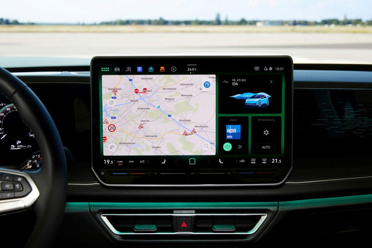 Thêm vào đó là hàng loạt tính năng an toàn chủ động tiêu chuẩn như hệ thống hỗ trợ chuyển làn đường, phanh khẩn cấp tự động và hỗ trợ giữ làn đường. Hệ thống hỗ trợ đỗ xe với tính năng điều khiển từ xa (người lái đứng bên ngoài xe) là trang bị tùy chọn của mẫu SUV cỡ C này. Nằm bên dưới nắp ca-pô là khá nhiều tùy chọn động cơ, theo đúng truyền thống của gia đình Volkswagen.