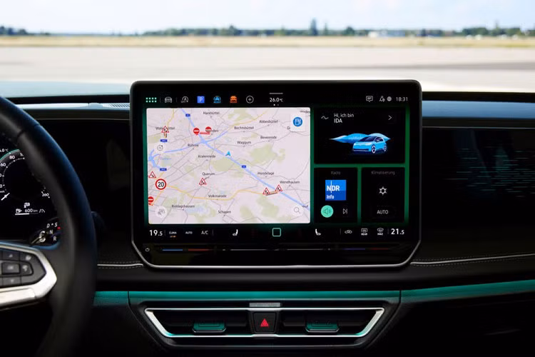 Thêm vào đó là hàng loạt tính năng an toàn chủ động tiêu chuẩn như hệ thống hỗ trợ chuyển làn đường, phanh khẩn cấp tự động và hỗ trợ giữ làn đường. Hệ thống hỗ trợ đỗ xe với tính năng điều khiển từ xa (người lái đứng bên ngoài xe) là trang bị tùy chọn của mẫu SUV cỡ C này. Nằm bên dưới nắp ca-pô là khá nhiều tùy chọn động cơ, theo đúng truyền thống của gia đình Volkswagen.