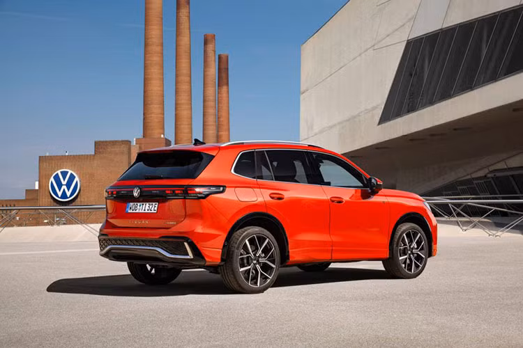 Không chỉ có thêm khung gầm mới, mẫu xe SUV Volkswagen Tiguan 2024 còn được thay đổi thiết kế với những đường cong giúp xe trông thân thiện và mềm mại hơn. Bổ sung vào đó là những chi tiết có thiết kế "cơ bắp" như chắn bùn sau mở rộng và đường dập gân trên sườn xe.