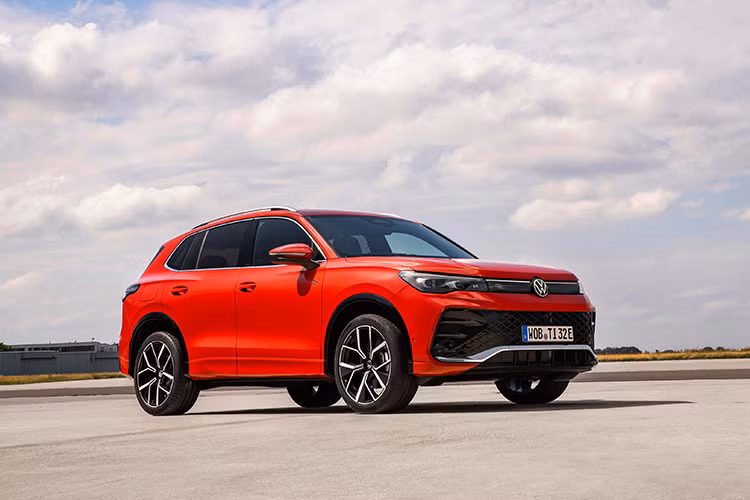 Dự kiến có mặt trên thị trường châu Âu vào đầu năm sau, mức giá xe Volkswagen Tiguan 2024 hiện chưa được công bố. Sau Tiguan, hãng Volkswagen có thể sẽ tiếp tục bổ sung thế hệ mới cho phiên bản 7 chỗ (Tiguan Allspace). Theo một số nguồn tin Volkswagen Tiguan Allspace thế hệ mới sẽ được phát triển dựa trên Tayron hiện đang bán ở thị trường Trung Quốc.