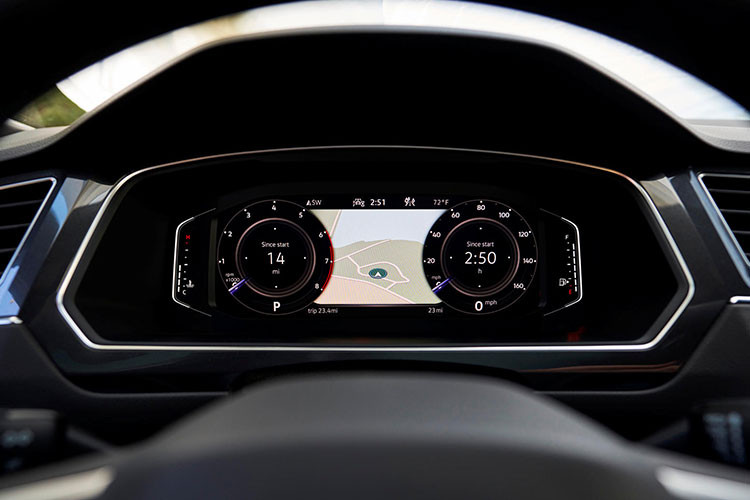 Trong đó, đáng chú ý nhất là 2 hệ truyền động plug-in hybrid (PHEV) mới, bao gồm máy xăng 4 xi-lanh, tăng áp, dung tích 1.5L, kết hợp cùng mô-tơ điện mạnh 114 mã lực, hộp số tự động ly hợp kép 8 cấp và hệ dẫn động cầu trước. Sự kết hợp này mang đến công suất tổng cộng 201 mã lực và 268 mã lực cho Volkswagen Tiguan 2024.