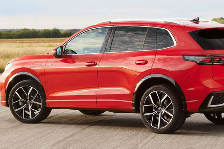 Đằng sau xe, Volkswagen Tiguan 2024 được trang bị đèn hậu với thiết kế xuyên suốt khiến khu vực này như rộng hơn. Cản sau của xe được trang trí bằng nẹp mạ crôm và tích hợp dải đèn mỏng.