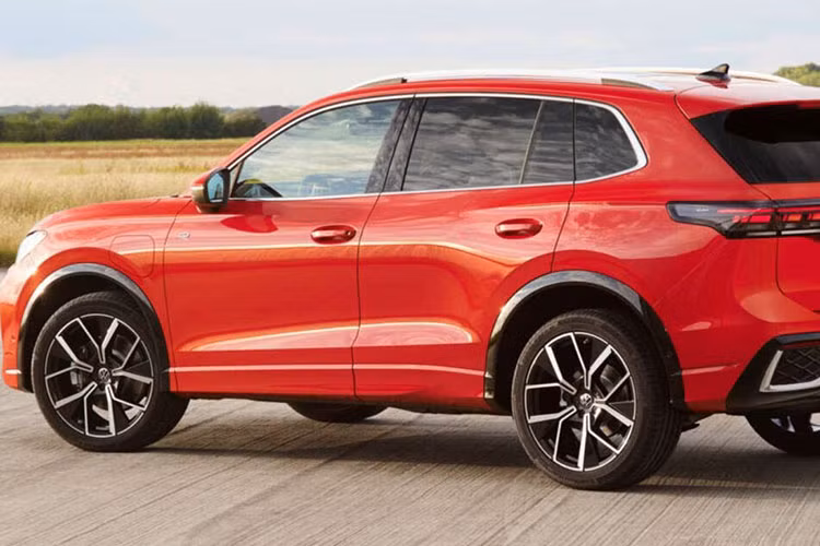 Đằng sau xe, Volkswagen Tiguan 2024 được trang bị đèn hậu với thiết kế xuyên suốt khiến khu vực này như rộng hơn. Cản sau của xe được trang trí bằng nẹp mạ crôm và tích hợp dải đèn mỏng.