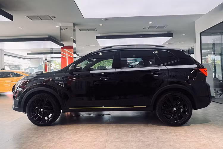 Cái tên MG RX5 2023 có lẽ sẽ khiến nhiều người liên tưởng đến dòng SUV hạng sang Lexus RX. Không chỉ tên gọi mà ngay cả thiết kế của mẫu SUV cỡ C này cũng có nét hao hao xe Lexus, cụ thể là lưới tản nhiệt. Theo đó, mẫu xe này được trang bị lưới tản nhiệt 3D cỡ lớn, kéo dài đến hết cản trước và có thiết kế hình con suốt giống Lexus.