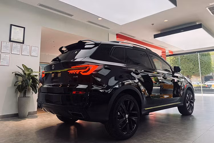 Phía sau MG RX5 xuất hiện cụm đèn hậu có thiết kế tương tự đèn pha và nối với nhau bằng nẹp mạ crôm, tạo sự thống nhất trước/sau. Cánh gió mui của xe được thiết kế dạng tai mèo thể thao trong khi trên cản sau có 2 đầu ống xả giả mạ crôm. Ngoài ra, ngoại thất còn được nhấn nhá bằng những chi tiết màu vàng chanh.