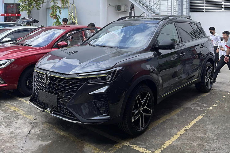 Hiện giá xe MG RX5 2023 chưa được công bố chính thức tại Việt Nam. Theo nhân viên tư vấn bán hàng tại đại lý, xe sẽ có giá chỉ khoảng 650 triệu đồng. Nếu đúng như vậy, MG RX5 sẽ là mẫu SUV cỡ C giá cỡ B giá rẻ nhất phân khúc trên thị trường ôtô Việt hiện nay.
