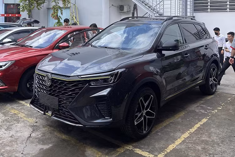 Hiện giá xe MG RX5 2023 chưa được công bố chính thức tại Việt Nam. Theo nhân viên tư vấn bán hàng tại đại lý, xe sẽ có giá chỉ khoảng 650 triệu đồng. Nếu đúng như vậy, MG RX5 sẽ là mẫu SUV cỡ C giá cỡ B giá rẻ nhất phân khúc trên thị trường ôtô Việt hiện nay.