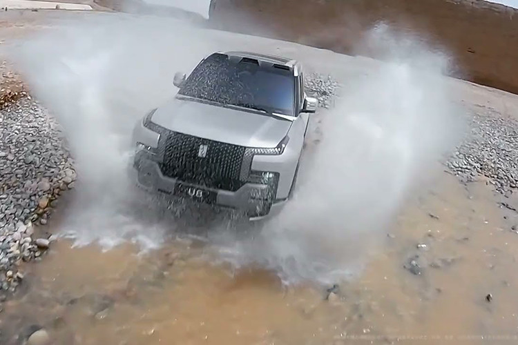 Hãng BYD cho biết YangWang U8 có thể nổi trên mặt nước trong thời gian 30 phút và di chuyển với tốc độ nhanh nhất là 3 km/h. Tuy nhiên, BYD cũng lưu ý rằng chế độ này là tính năng giúp hành khách bên trong thoát ra ngoài và sống sót trong tình huống nguy cấp. Nói cách khác, nhà sản xuất không khuyến khích người dùng thử tính năng này trong trường hợp không cần thiết.