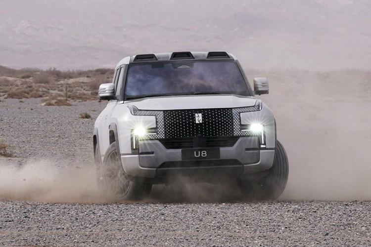 YangWang U8 có thể dùng sạc nhanh DC 100 kW để sạc pin. Thời gian sạc pin từ 30% lên 80% bằng sạc nhanh là 18 phút. Ngoài ra, xe có thể cung cấp điện cho các thiết bị bên ngoài với công suất sạc 6 kW trong thời gian 25 tiếng đồng hồ. YangWang U8 sẽ bắt đầu được bàn giao cho khách hàng nội địa vào cuối tháng sau.