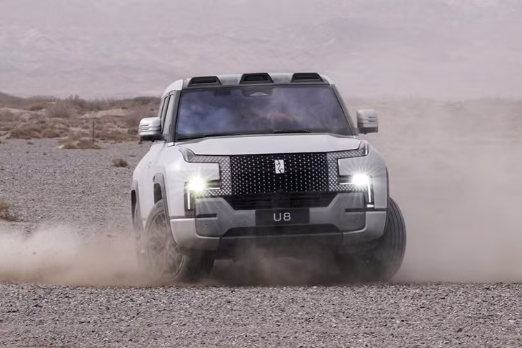 YangWang U8 có thể dùng sạc nhanh DC 100 kW để sạc pin. Thời gian sạc pin từ 30% lên 80% bằng sạc nhanh là 18 phút. Ngoài ra, xe có thể cung cấp điện cho các thiết bị bên ngoài với công suất sạc 6 kW trong thời gian 25 tiếng đồng hồ. YangWang U8 sẽ bắt đầu được bàn giao cho khách hàng nội địa vào cuối tháng sau.