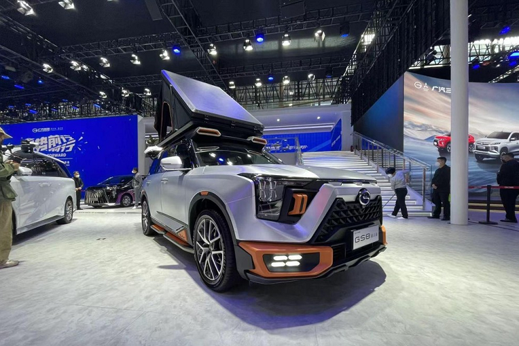 Hiện chưa có nhiều thông tin về chiếc xe SUV Trumpchi GS8 Traveler Edition 2023 sẽ ra mắt vào tuần sau, chỉ biết rằng, GAC sẽ thêm vào chiếc xe các tính năng cá nhân hóa nổi bật hơn về ngoại thất, đó có thể là màu sơn, trang bị mâm chất hơn theo phong cách off-road hoặc có thể là cả tời điện kéo xe.