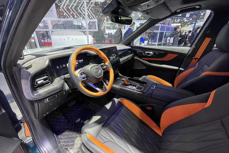 Trumpchi GS8 Traveler Edition là 1 mẫu xe dành cho việc cắm trại nên trên phần nóc xe có 1 baga mui và còn được trang bị lều cắm trại có thể gập lại gọn gàng khi không sử dụng, khi cần, chúng ta chỉ cần mở ra với các thao tác khá đơn giản, lúc này, còn có 1 cầu thang di động để tiện cho việc lên xuống.