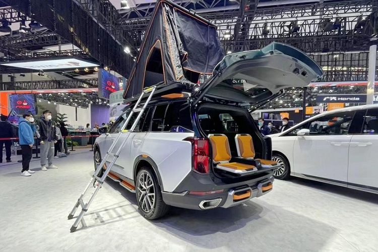 So với mẫu nguyên bản, thiết kế của Trumpchi GS8 Traveler Edition năng động hơn rất nhiều với không ít sự thay đổi mang tính mạnh mẽ, chẳng hạn xe có lưới tản nhiệt mới, cản trước và sau thiết kế lại, 2 hốc gió trước có thêm tấm ốp và còn được tích hợp 4 đèn LED chiếu sáng ban ngày, cuối cùng là tấm nhựa giữa đèn pha và lưới tản nhiệt bị loại bỏ, để thay vào móc khóa màu cam.