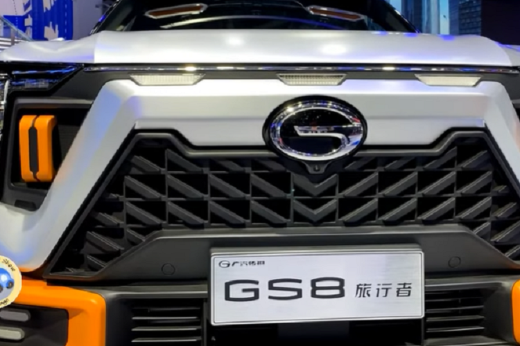 Những điều chỉnh trong nội thất xe chủ yếu là cải tiến về phối màu và chất liệu. Ví dụ, nó sử dụng một lượng lớn da Alcantara và một tấm sợi carbon được thêm vào một phần của bảng điều khiển trung tâm. Về màu sắc, trên nền đen làm chủ đạo, nhiều chi tiết tô điểm màu cam giúp nội thất xe năng động hơn.