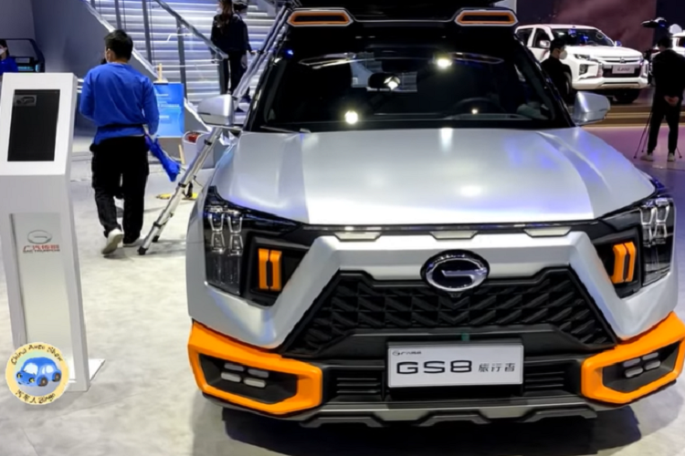 Chẳng hạn xe có cả bàn nhỏ, hộc đựng đũa và chén cùng 2 hộc đựng ly nước. Cuối cùng là 2 móc khóa màu cam ở cản sau cứ ngỡ là để cứu hộ khi xe gặp sự cố nhưng không phải, nó là chỗ để chân cho người ngồi vào cặp ghế ngắm cảnh này.