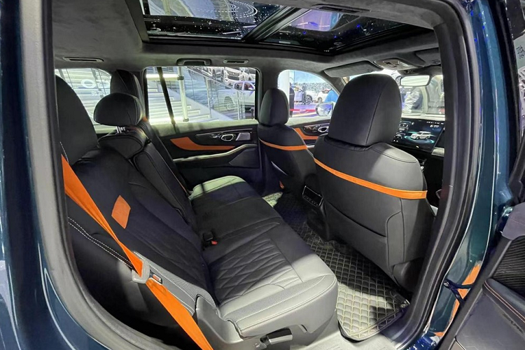 Tiếp đến là việc ngoại thất xe được sơn màu bạc với điểm nhấn là các chi tiết trang trí màu cam được thêm vào từ nóc xe, 2 bên lưới tản nhiệt, 2 bên cản trước và ốp sườn, mang lại cảm giác tươi mới.