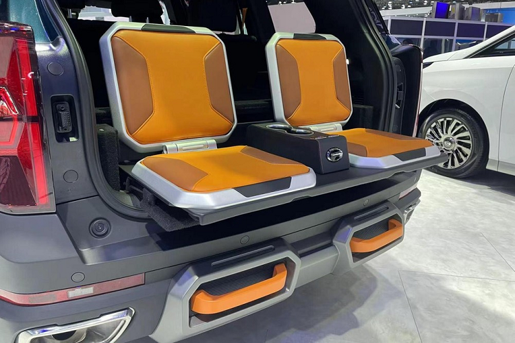 Nếu bạn đã từng mê mệt với cặp ghế ngắm cảnh có tên View Suite của chiếc SUV siêu sang Rolls-Royce Cullinan, yên tâm, Trumpchi GS8 Traveler Edition cũng có sản phẩm tương tự, thậm chí cặp ghế này cho cảm giác rất chắc chắn, nhiều đồ chơi hơn xe Anh quốc.