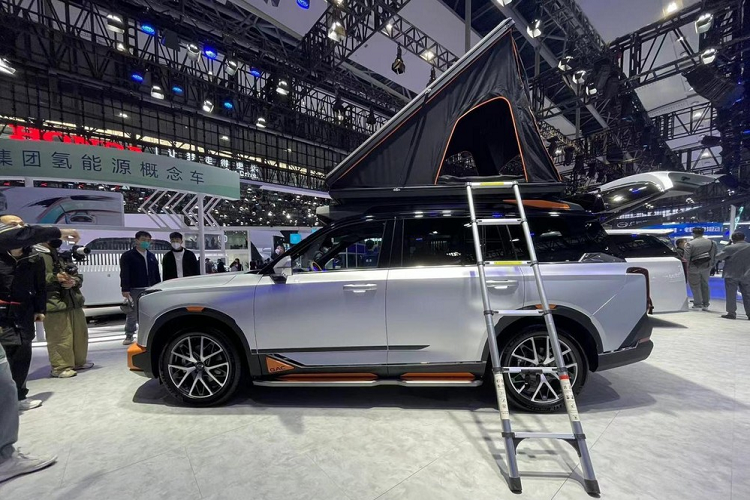 Rõ ràng là chiếc SUV cỡ trung Trumpchi GS8 Traveler Edition khi ra mắt vào năm ngoái đã nhanh chóng nhận được sự quan tâm của giới trẻ Trung Quốc, xe có màu sắc tươi mới, thêm trang bị lều dã ngoại, và có cả ghế ngắm cảnh giống xe Rolls-Royce Cullinan.