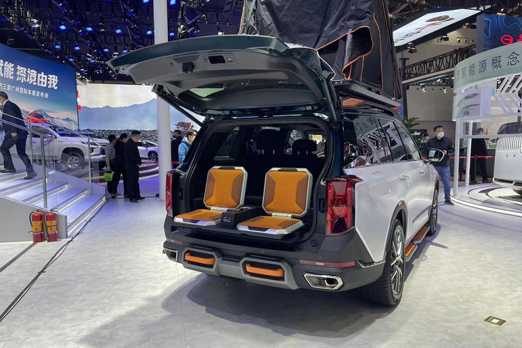 Ngoài ra, còn có phiên bản được trang bị hệ thống hybrid THS hợp tác với Toyota, bao gồm động cơ 4 xi-lanh, tăng áp 2.0 lít tạo ra công suất tối đa 190 mã lực và mô-men xoắn cực đại 320 Nm và động cơ điện sản sinh công suất 182 mã lực, xe sử dụng hộp số CVT.