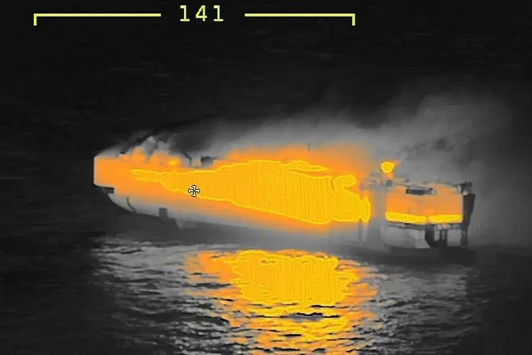 Theo Autoevolution, với 12 boong, ngọn lửa có thể bùng phát ở boong 8. Ngọn lửa dữ dội đến mức nó ảnh hưởng đến các boong tàu thứ 6 đến 11. Richard Janssen - người làm việc cho SMIT Salvage, cho biết boong 5 trống rỗng và nó chính là “vị cứu tinh” ngăn cho đám cháy không lan rộng ra hơn nữa. Điều này có thể lý giải vì sao boong 1 đến 4 vẫn an toàn.