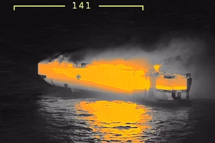 Theo Autoevolution, với 12 boong, ngọn lửa có thể bùng phát ở boong 8. Ngọn lửa dữ dội đến mức nó ảnh hưởng đến các boong tàu thứ 6 đến 11. Richard Janssen - người làm việc cho SMIT Salvage, cho biết boong 5 trống rỗng và nó chính là “vị cứu tinh” ngăn cho đám cháy không lan rộng ra hơn nữa. Điều này có thể lý giải vì sao boong 1 đến 4 vẫn an toàn.