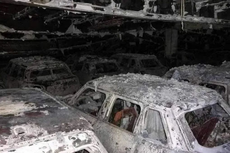 Peter Berdowski - CEO Công ty trục vớt Boskalis, nói với báo giới một số "xe đã được sạc với điện áp cao, điều này cực kỳ nguy hiểm". Đó là bởi đám cháy của pin xe điện không cần oxy, mà là cháy xuất phát từ các phản ứng hóa học bên trong viên pin.