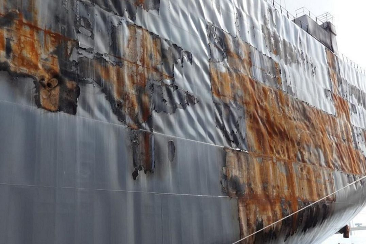 Vụ cháy tàu vận tải Fremantle Highway xảy ra ngày 26/7, tại vùng biển cách đảo Ameland của Hà Lan 27 km. Con tàu này chở tổng cộng 3.783 xe ô tô, trong đó có gần 500 chiếc ô tô điện. Hiện vẫn chưa rõ nguyên nhân chính xác của vụ cháy, nhưng thông tin ban đầu là ngọn lửa xuất phát từ một trong những chiếc xe điện, sau đó nhanh chóng lan rộng. 