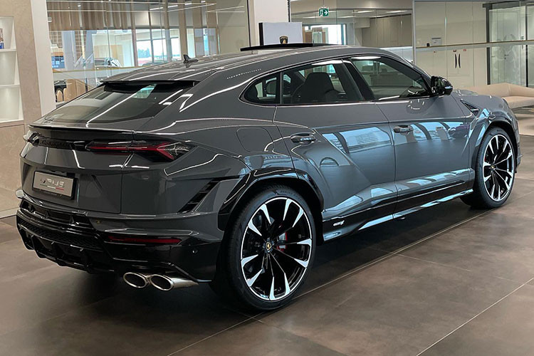 Điểm nhấn ở ngoại thất của Lamborghini Urus S 2023 mới về Việt Nam là nhiều chi tiết sơn đen, bộ mâm 5 chấu kép sơn 2 màu tương phản là bạc-đen cùng kẹp phanh màu vàng khá đẹp mắt.