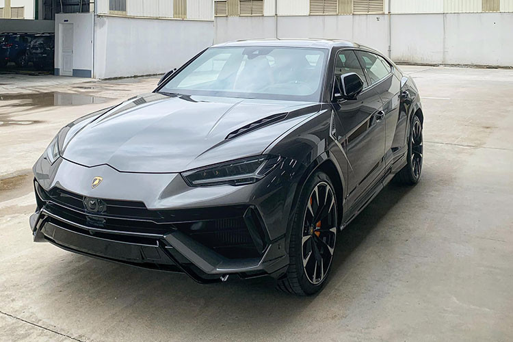 Lamborghini Urus S 2023 là 1 bản nâng cấp sau gần 5 năm ra mắt, điểm nhấn là việc thiết kế xe đã sửa đổi so với bản cũ, dễ thấy nhất nằm ở lưới tản nhiệt của xe, cũng như cản trước, đằng sau cũng có sự thay đổi nhẹ để tăng tính khí động học hơn cho xe. 
