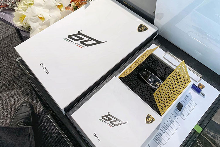 Xe đua nước rút từ 0-200 km/h chỉ trong 12,5 giây trước khi đạt tốc độ tối đa 305 km/h. Các thông số này nhìn chung khá ấn tượng trên 1 chiếc SUV nhưng vẫn còn kém xa Aston Martin DBX 707 đã có 3 xe về Việt Nam.