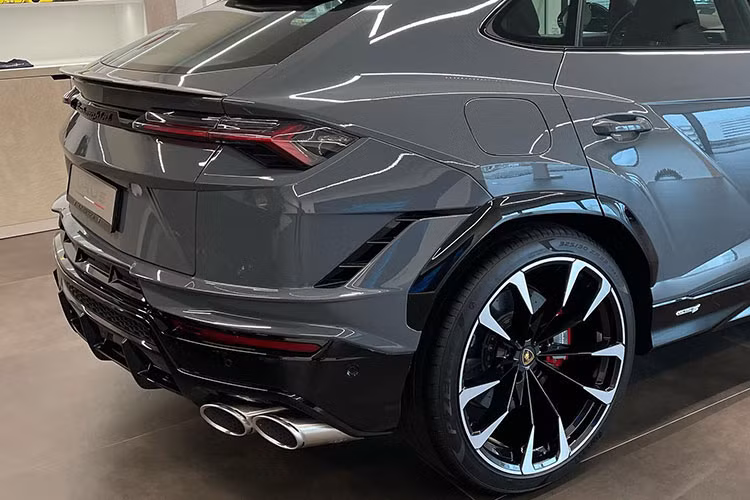 Giá xe Lamborghini Urus S 2023 khởi điểm từ 188.000 USD (tương đương 4,67 tỷ đồng) tại nước ngoài, chưa bao gồm các trang bị cũng như tùy chọn. Trong khi xe nhập khẩu chính hãng tại Việt Nam có giá rơi vào khoảng 14,259 tỷ đồng (tùy theo option).