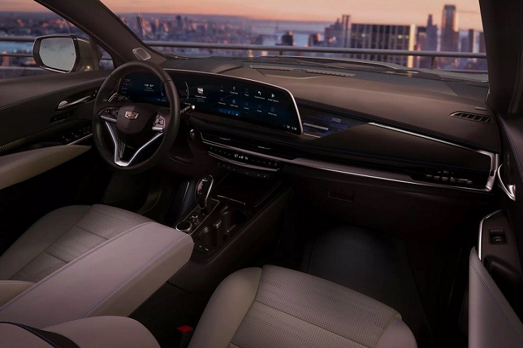 Ngoài ra, phiên bản này còn dùng vành la-zăng riêng và những điểm nhấn ngoại thất màu tối. Bên trong xe được bổ sung nhiều nâng cấp lớn hơn, nhất là màn hình cong 33 inch đặt nổi trên mặt táp-lô, lấy cảm hứng từ mẫu ô tô điện Lyriq. Màn hình có độ phân giải 9K này là sự kết hợp giữa bảng đồng hồ kỹ thuật số và màn hình cảm ứng trung tâm.