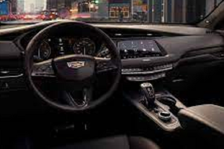 Ở các bản cao cấp, xe có thêm gói công nghệ an toàn Active Safety Package, bổ sung những tính năng như hệ thống kiểm soát hành trình thích ứng, phanh tự động khi lùi, phanh khẩn cấp tự động ở giao lộ mới, nhận biết biển báo giao thông và hỗ trợ giới hạn tốc độ. Đáng tiếc là hệ thống hỗ trợ lái bán tự động Super Cruise không được trang bị cho Cadillac XT4 2024.