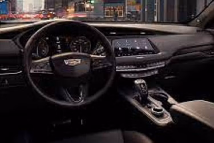 Ở các bản cao cấp, xe có thêm gói công nghệ an toàn Active Safety Package, bổ sung những tính năng như hệ thống kiểm soát hành trình thích ứng, phanh tự động khi lùi, phanh khẩn cấp tự động ở giao lộ mới, nhận biết biển báo giao thông và hỗ trợ giới hạn tốc độ. Đáng tiếc là hệ thống hỗ trợ lái bán tự động Super Cruise không được trang bị cho Cadillac XT4 2024.