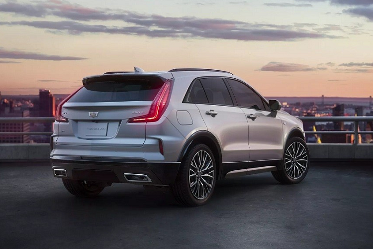 Dự kiến có mặt trên thị trường Mỹ vào mùa hè năm nay, mẫu xe SUV Cadillac XT4 2024 được bổ sung thiết kế đầu xe mới với lưới tản nhiệt hiện đại hơn và hệ thống đèn pha nâng cấp.Trong đó, cụm đèn pha chính của xe được đặt dọc ở hai góc cản trước. Nằm bên cạnh đó là dải đèn LED định vị ban ngày, kéo dài từ nắp ca-pô xuống cản trước.