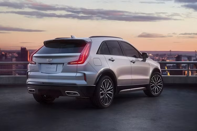 Dự kiến có mặt trên thị trường Mỹ vào mùa hè năm nay, mẫu xe SUV Cadillac XT4 2024 được bổ sung thiết kế đầu xe mới với lưới tản nhiệt hiện đại hơn và hệ thống đèn pha nâng cấp.Trong đó, cụm đèn pha chính của xe được đặt dọc ở hai góc cản trước. Nằm bên cạnh đó là dải đèn LED định vị ban ngày, kéo dài từ nắp ca-pô xuống cản trước.