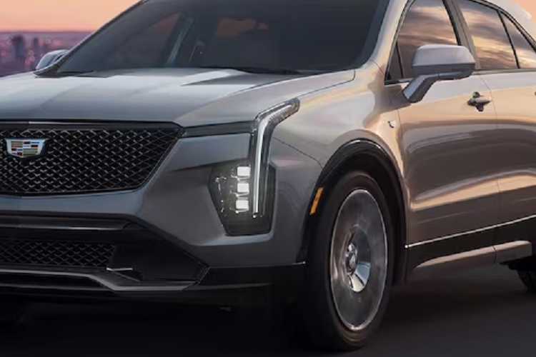 Ở bản Luxury, Cadillac XT4 2024 sẽ có sự kết hợp giữa những chi tiết ốp trang trí màu đen bóng và khắc laser. Bản Premium Luxury lại được trang bị những chi tiết ốp gỗ hoặc ốp nhôm. Bản Sport sẽ đi kèm những chi tiết ốp sợi carbon hoặc ốp gỗ.