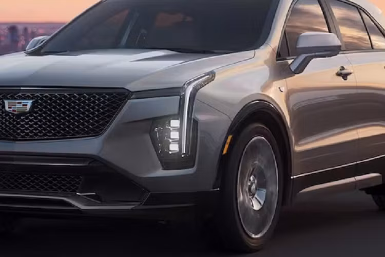 Ở bản Luxury, Cadillac XT4 2024 sẽ có sự kết hợp giữa những chi tiết ốp trang trí màu đen bóng và khắc laser. Bản Premium Luxury lại được trang bị những chi tiết ốp gỗ hoặc ốp nhôm. Bản Sport sẽ đi kèm những chi tiết ốp sợi carbon hoặc ốp gỗ.