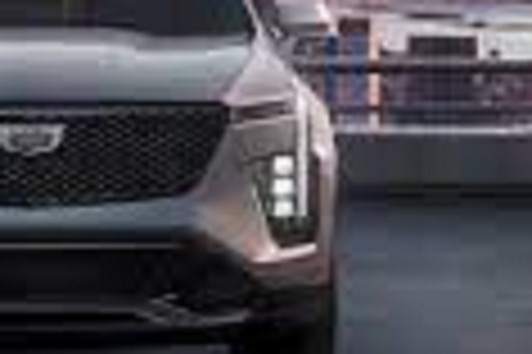 Tiện nghi thôi chưa đủ, Cadillac XT4 2024 còn an toàn với những tính năng tiêu chuẩn như phanh ngăn va chạm với người đi bộ/người đạp xe phía trước, phanh ngăn va chạm với phương tiện cắt ngang khi lùi, hỗ trợ đánh lái trong điểm mù, hỗ trợ giữ làn đường, cảnh báo lệch làn đường, cảnh báo còn hành khách/thú cưng trên ghế sau và đèn chiếu xa tự động IntelliBeam.