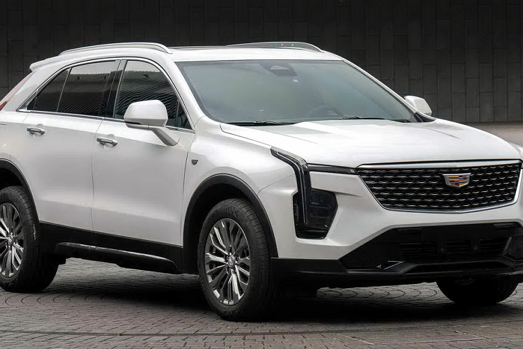 Bên cạnh những thay đổi về công nghệ, nội thất của Cadillac XT4 2024 còn có thêm mặt táp-lô mới, đi kèm cửa gió điều hòa mượt mà hơn và những chi tiết ốp trang trí bằng nhôm. Thêm vào đó là ghế với những họa tiết khâu hiện đại và hệ thống âm thanh AKG 13 loa mới.
