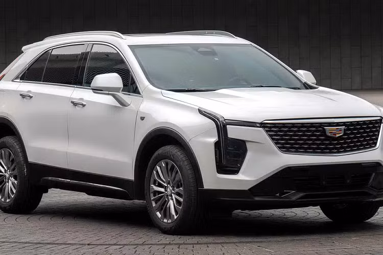Bên cạnh những thay đổi về công nghệ, nội thất của Cadillac XT4 2024 còn có thêm mặt táp-lô mới, đi kèm cửa gió điều hòa mượt mà hơn và những chi tiết ốp trang trí bằng nhôm. Thêm vào đó là ghế với những họa tiết khâu hiện đại và hệ thống âm thanh AKG 13 loa mới.