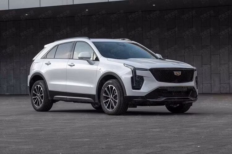 Động cơ đi với hộp số tự động 9 cấp và hệ dẫn động 4 bánh toàn thời gian tiêu chuẩn. Hiện giá xe Cadillac XT4 2024 tại thị trường Mỹ chưa được công bố. Xe sẽ tiếp tục cạnh tranh với Mercedes-Benz GLC và BMW X3.