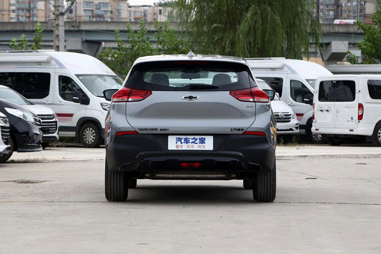 Đuôi xe sử dụng những đường nét đơn giản để tạo nên một hình khối đầy đặn, nhìn tổng thể không khác nhiều so với mẫu cũ. Tuy nhiên, phần đuôi xe đã được thiết kế lại với cánh lướt gió phía dưới phóng đại hơn, thể hiện phong cách mạnh mẽ hơn. Kích thước của Chevrolet Tracker RS 2023 bao gồm chiều dài 4.270 mm, chiều rộng 1.791 mm, cao 1.602 - 1.618 - 1.627 mm và chiều dài cơ sở 2.570 mm.