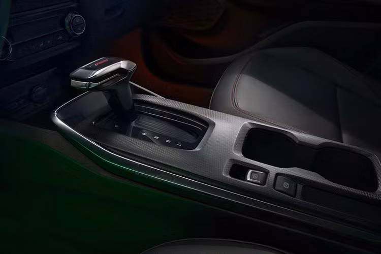 Đáng nói, chiếc xe SUV hạng B Chevrolet Tracker RS 2023 còn được tích hợp thêm nhiều tính năng mới như khởi động không cần chìa khóa, các mẫu xe từ trung đến cao cấp còn được bổ sung thêm chức năng sạc không dây cho điện thoại di động. Cuối cùng là xe sẽ được trang bị cửa sổ trời toàn cảnh Panorama.