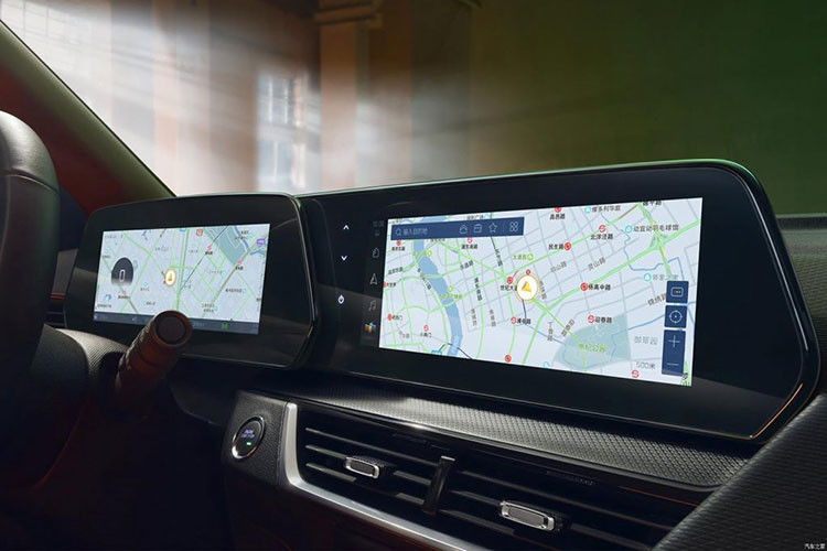 Chưa hết, phiên bản Chevrolet Tracker RS 2023 còn được trang bị màn hình kép 10,25 inch cho bảng điều khiển trung tâm với màn hình giải trí và bảng đồng hồ dành cho người lái, đi cùng chiếc SUV hạng B này còn có hệ thống kết nối thông minh Xiaoxue OS mới hỗ trợ kết nối Apple CarPlay không dây, cung cấp chức năng nâng cấp từ xa OTA.