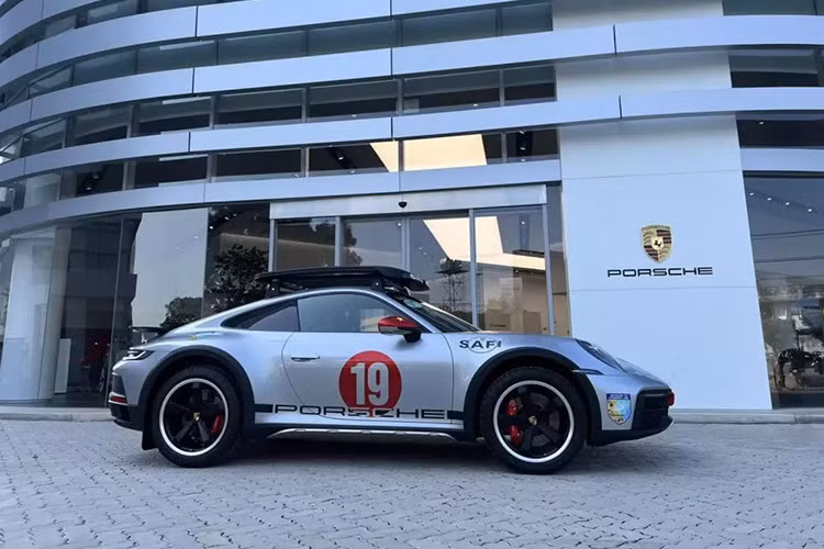 Porsche 911 Dakar hon 16 ty cua dai gia Viet bao duong het bao nhieu?