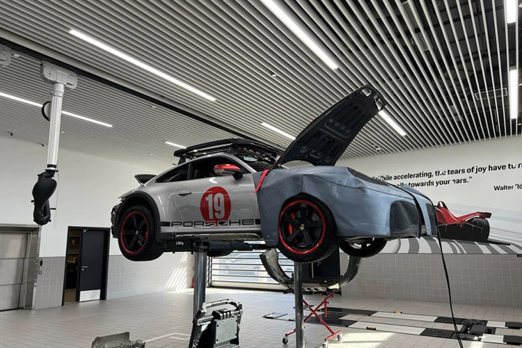 Nhưng không ít cư dân mạng để lại bình luận, chi phí này quá rẻ, nhất là chiếc Porsche 911 Dakar này là bản giới hạn, dòng xe thể thao, nên nhiều người nghĩ tiền chăm sóc xe rất đắt, có thể phải trên 100 triệu đồng.