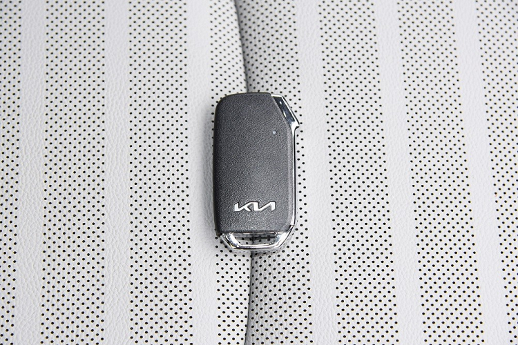 Thứ hai là động cơ xăng 4 xi-lanh, tăng áp, dung tích 1.4L, sản sinh công suất tối đa 140 mã lực, tăng 12 mã lực so với phiên bản cũ. Đồng hành với động cơ là hộp số tự động ly hợp kép 7 cấp.